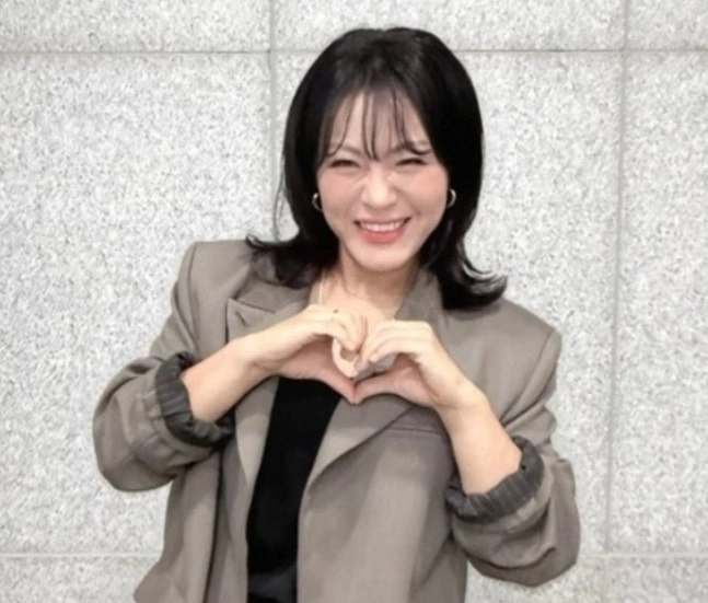 그룹 빅마마의 이영현이 한층 더 슬림해진 몸매를 뽐냈다. 에이치오이엔티 SNS 캡처
