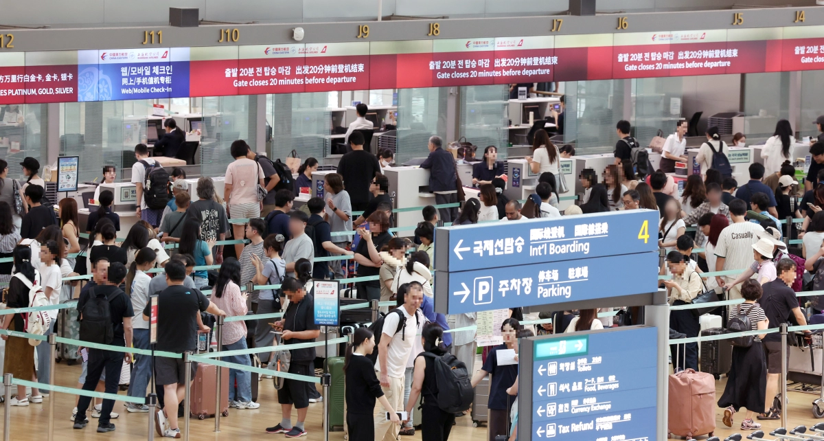 인천국제공항 제1여객터미널 출국장이 이용객들로 북적이고 있다. 뉴시스 자료사진