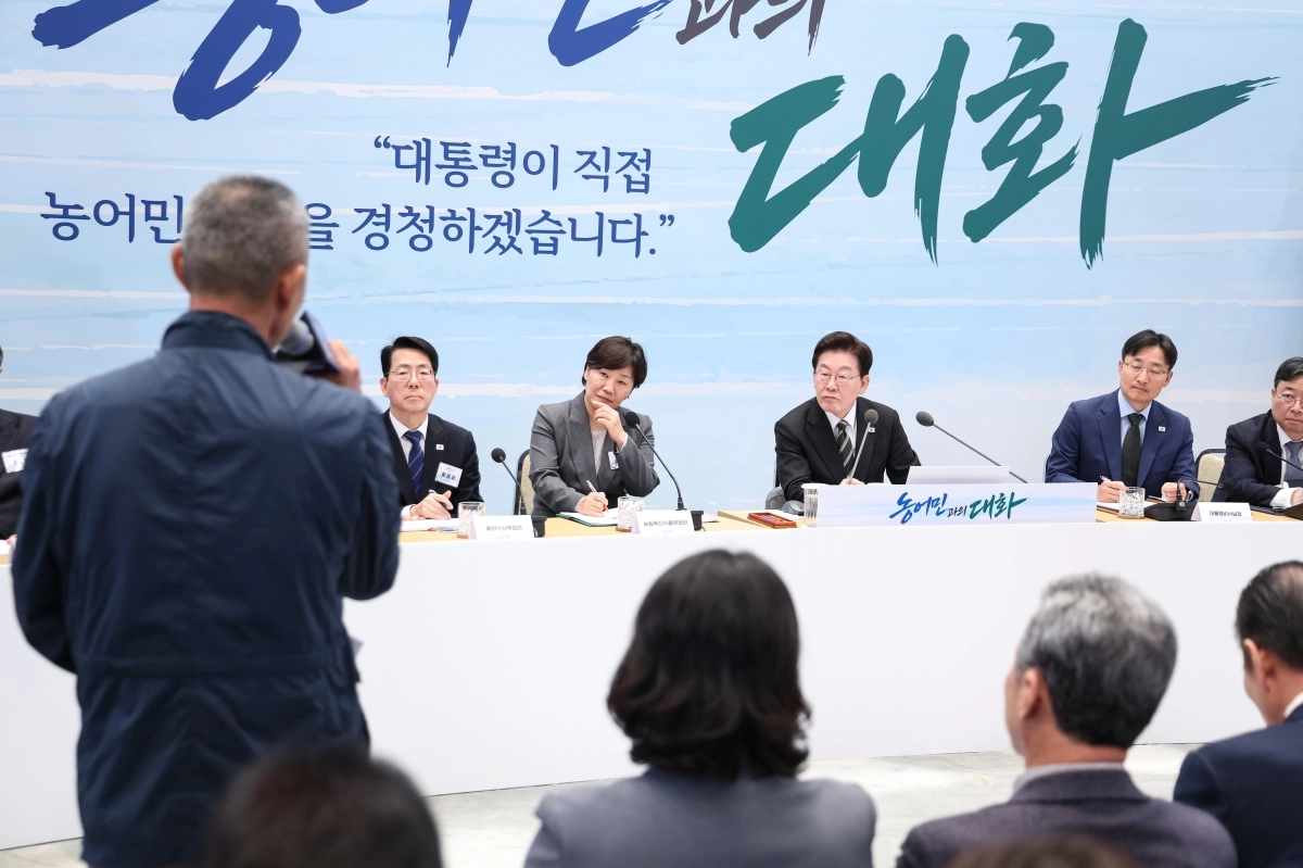 이재명 대통령이 26일 청와대 영빈관에서 열린 ‘농어민과의 대화’ 행사에서 한 참석자의 발언을 듣고 있다. 왼쪽부터 황종우 해양수산부 장관, 송미령 농림축산식품부 장관, 이 대통령, 임광현 대통령 비서실장. 뉴스1