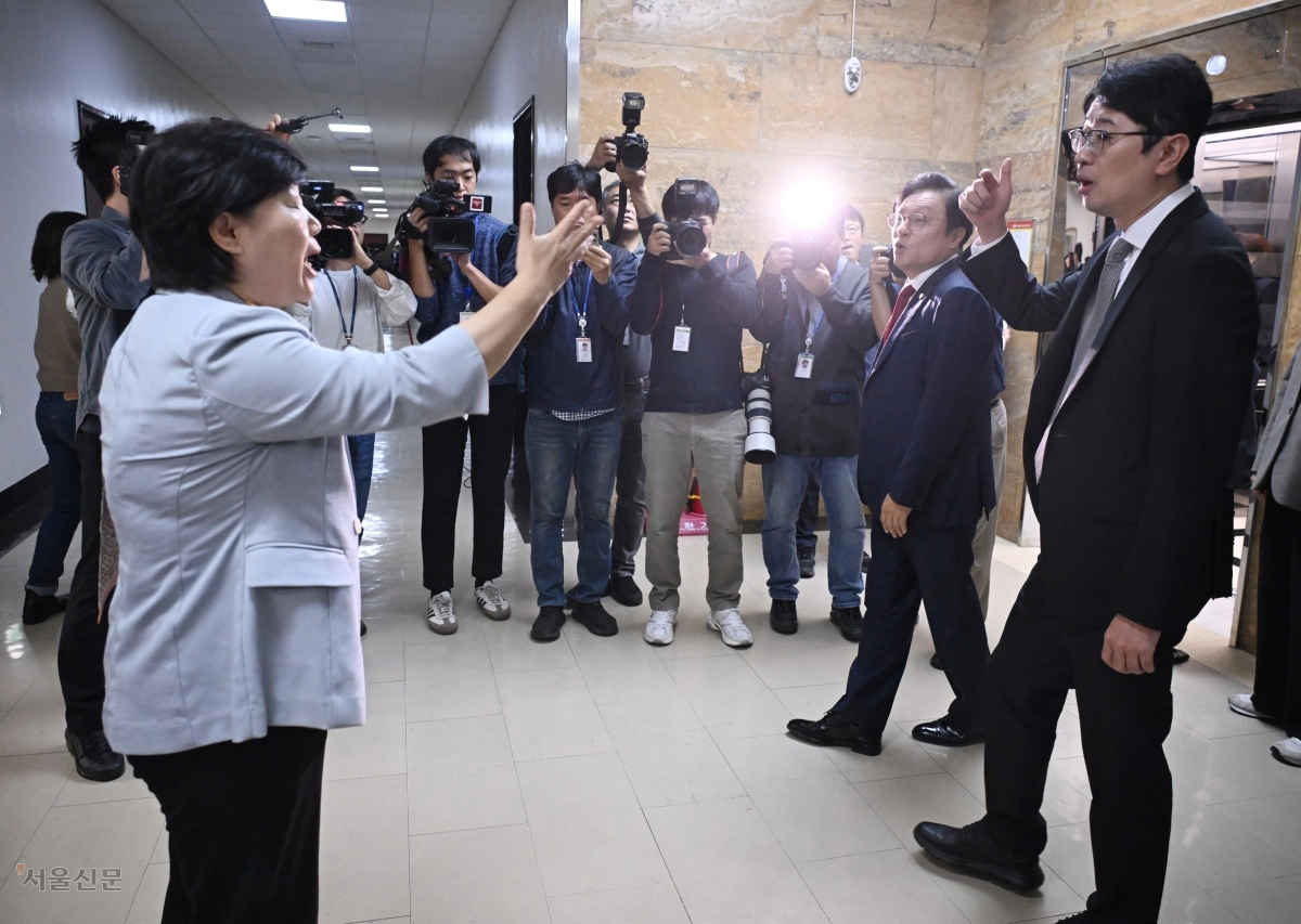 법사위 국감장 앞 삿대질 설전