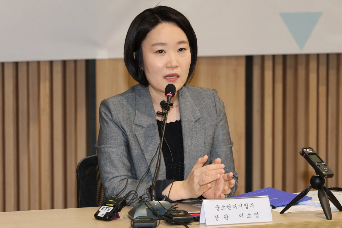 이소영 중소벤처기업부 장관이 21일 서울 여의도 한국평가데이터에서 열린 메가프로젝트 성과 확산을 위한 중소기업 간담회에서 인사말을 하고 있다. 2026.10.21 연합뉴스