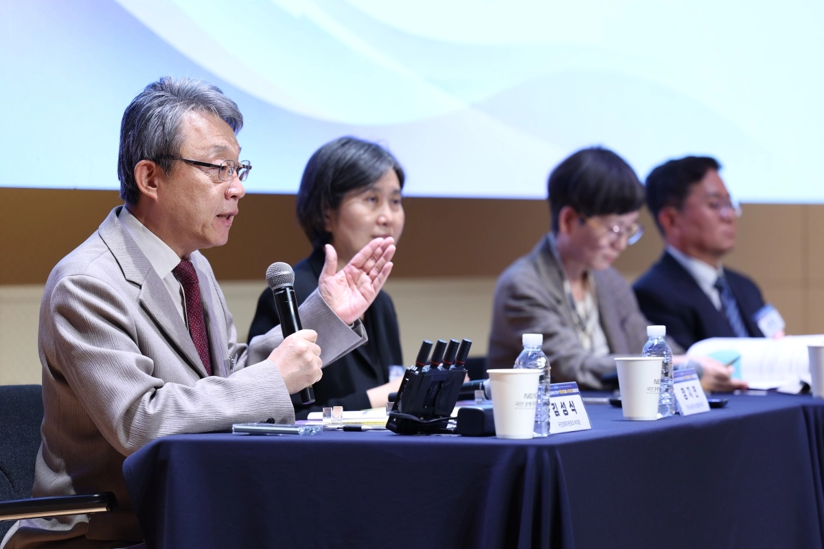 국민경제자문회의가 26일 서울 중구 페럼타워에서 공개포럼을 열고 있다. 왼쪽부터 김성식 부의장, 장지연 한국노동연구원 선임연구위원, 여유진 한국보건사회연구원 선임연구위원, 홍경준 성균관대 사회복지학과 교수.  국민경제자문회의 제공