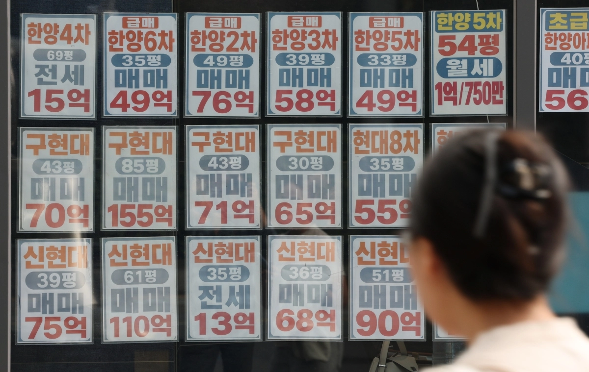 사진은 26일 서울 강남구 한 부동산 중개업소 매물표 모습. 연합뉴스