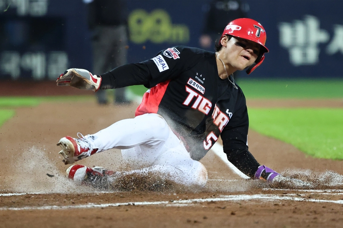 26일 대구 삼성라이온즈파크에서 열린 2026 KBO 포스트시즌 플레이오프 삼성 라이온즈 대 KIA 타이거즈 1차전. 1회 초 2사 2루 때 KIA 김도영이 카스트로의 적시타로 홈인하고 있다. 2026.10.26                   대구 연합뉴스