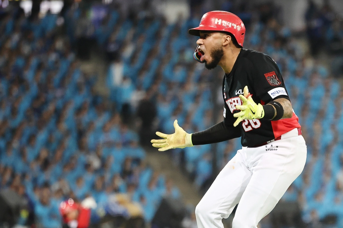 26일 대구 삼성라이온즈파크에서 열린 2026 KBO 포스트시즌 플레이오프 삼성 라이온즈 대 KIA 타이거즈 1차전. 3회 초 2사 1루 때 KIA 카스트로가 홈런을 친 후 기뻐하고 있다. 2026.10.26      대구 연합뉴스