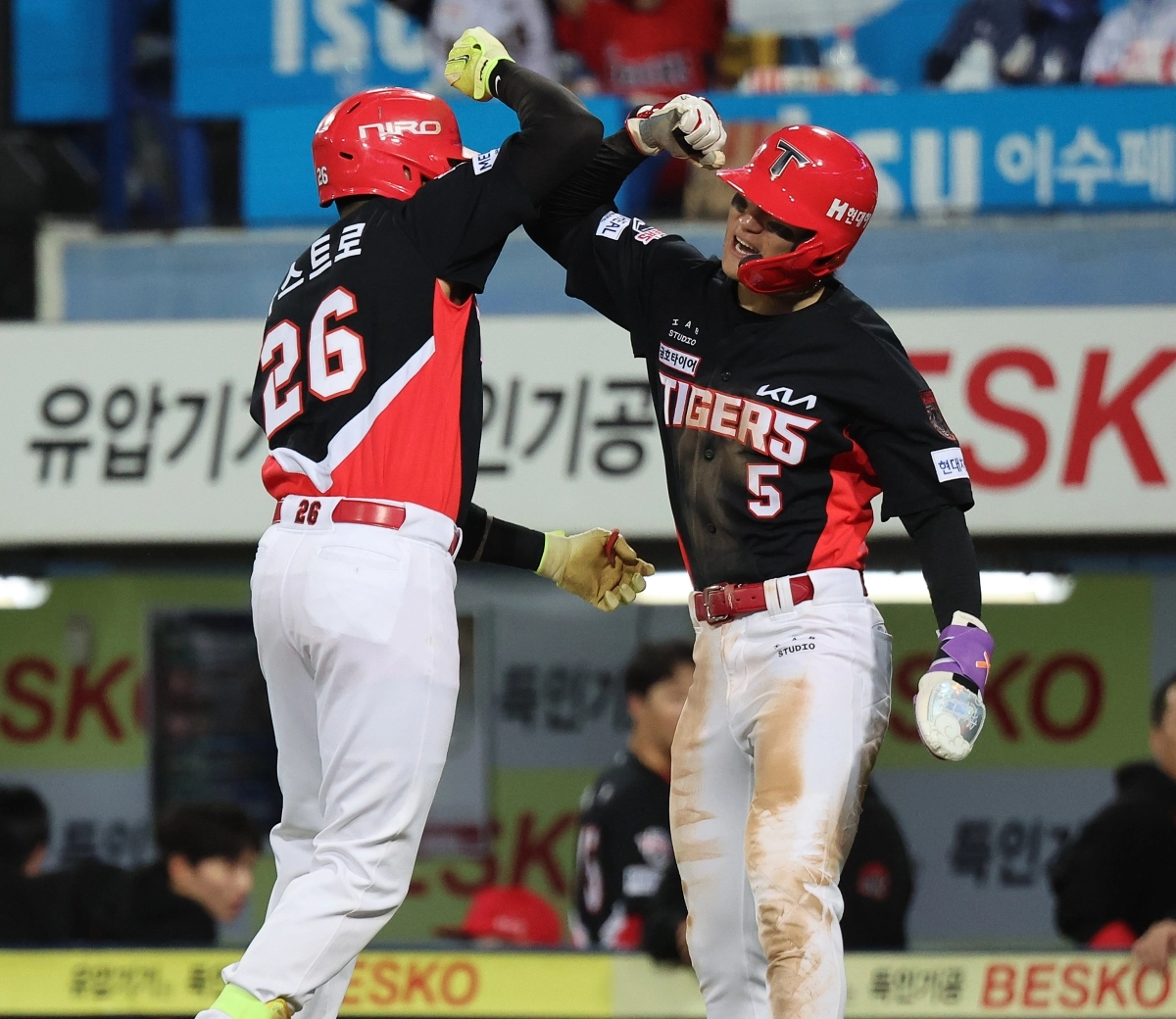 26일 대구 삼성라이온즈파크에서 열린 2026 신한 SOL KBO 포스트시즌 플레이오프 1차전 KIA 타이거즈와 삼성 라이온즈의 경기. 3회초 2사 주자 1루 상황에서 KIA 카스트로가 2점 홈런을 치고 김도영과 세리머니하고 있다. 2026.10.26     대구 연합뉴스