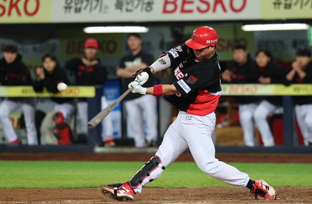 26일 대구 삼성라이온즈파크에서 열린 2026 신한 SOL KBO 포스트시즌 플레이오프 1차전 KIA 타이거즈와 삼성 라이온즈의 경기. 4회초 무사 주자없는 상황에서 KIA 한준수가 1점 홈런을 치고 있다. 2026.10.26         대구 연합뉴스