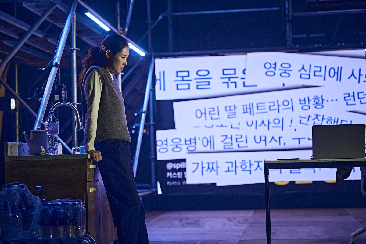 헨리크 입센의 ‘민중의 적’을 각색한 연극 ‘에너미’는 한 사람을 적으로 몰아가는 작은 마을의 모습을 소셜미디어가 여론을 주도하는 현대 사회로 옮겼다. 서울시극단은 댓글에 둘러싸인 사회를 LED 패널로 구현했다. 세종문화회관 제공