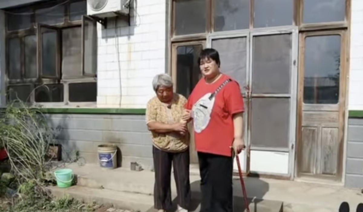 결혼한 지 불과 한 달 만에 교통사고로 의식을 잃은 며느리를 17년간 돌본 중국의 60대 시어머니 사연이 전해지며 감동을 주고 있다. SCMP 캡처