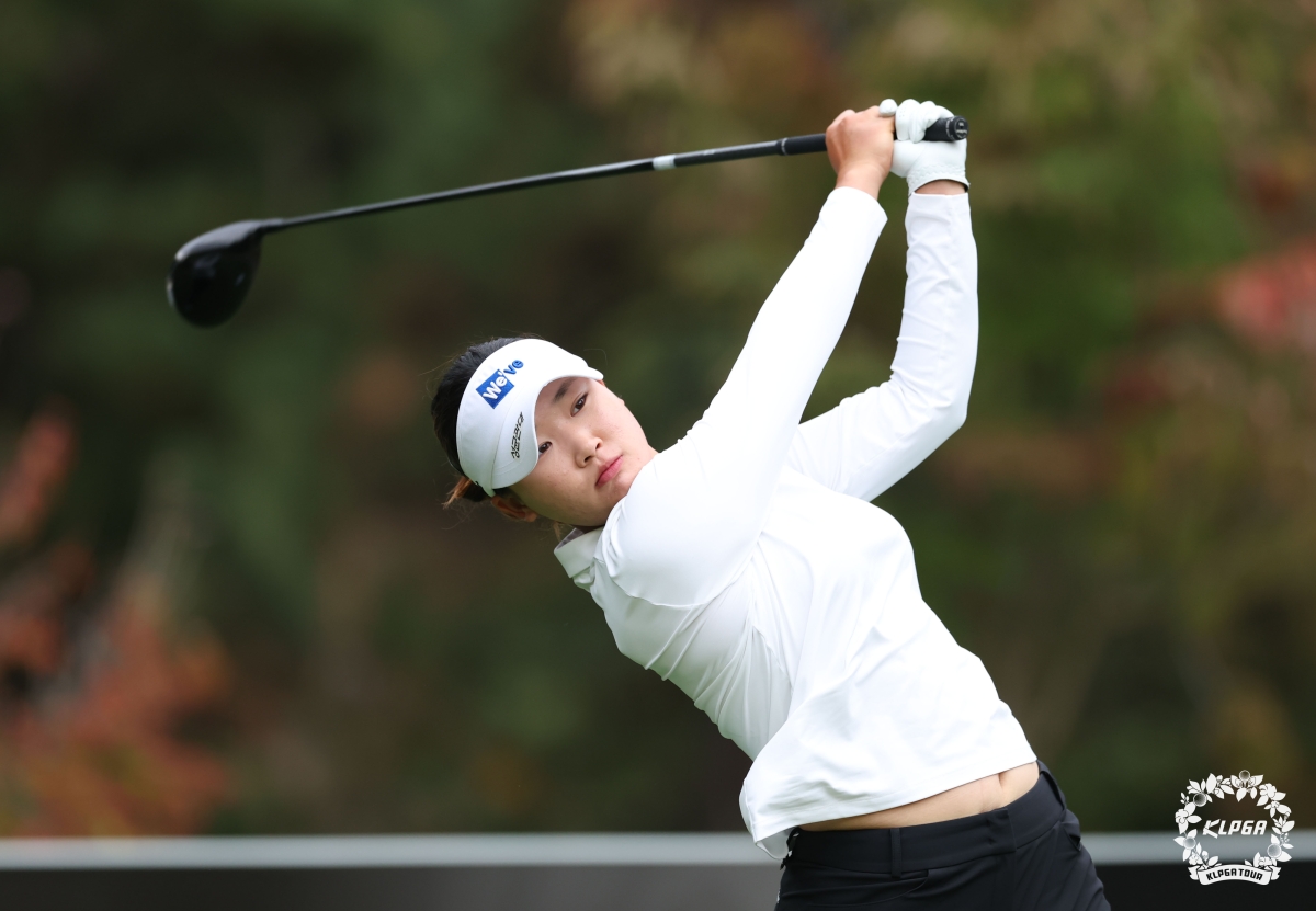 김민솔이 한국여자프로골프(KLPGA)투어 대회에서 드라이버 샷을 날리고 있다. 김민솔은 29일부터 나흘 동안 제주 엘리시안CC(파72)에서 열리는 KLPGA투어 S오일 챔피언십에서 상금왕 확정을 노린다. KLPGA 제공