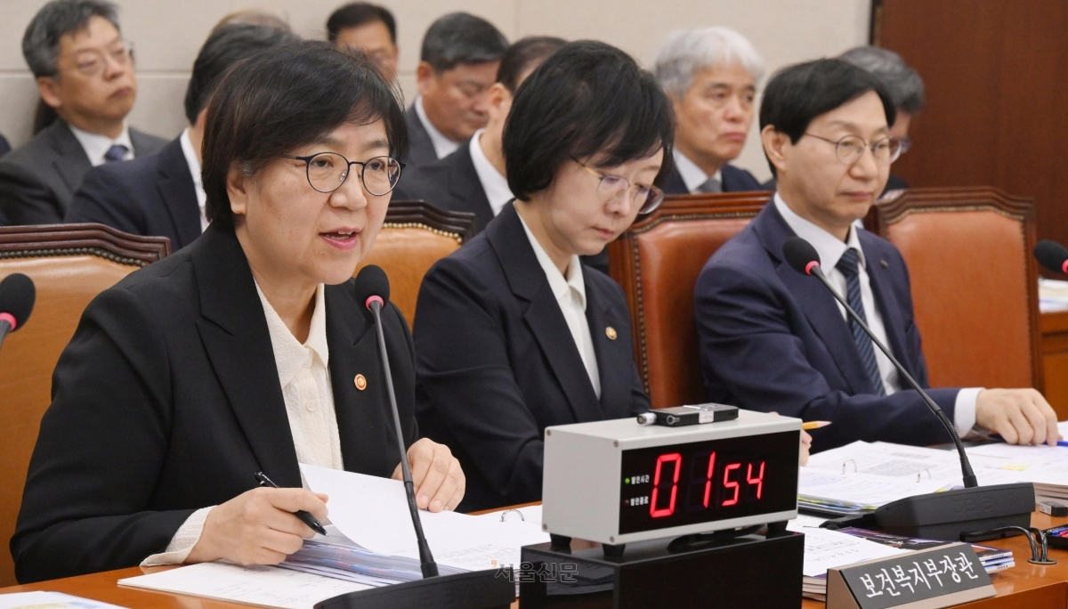 정은경 보건복지부 장관이 27일 국회 보건복지위원회에서 열린 2026년도 종합 국정감사에 출석해 질의에 답하고 있다. 2026.10.27 안주영 전문기자