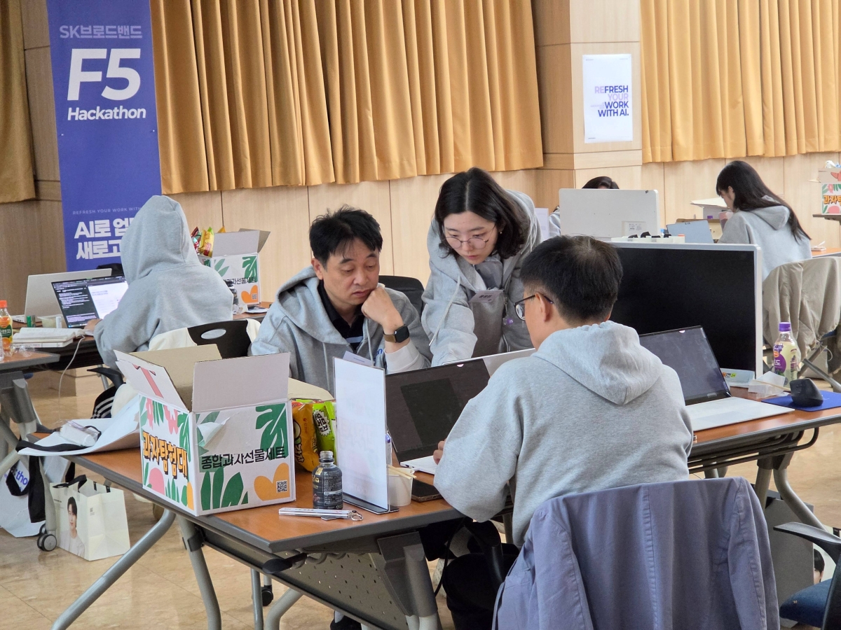 지난 21일 경기 안성 인재개발원에서 진행된 SK브로드밴드의 사내 인공지능(AI) 경진대회 ‘F5 해커톤’의 본선 첫째 날 ‘암묵지 원정대’ 팀이 새벽시간까지 AI 에이전트 개발에 몰두하고 있다. SK브로드밴드 제공