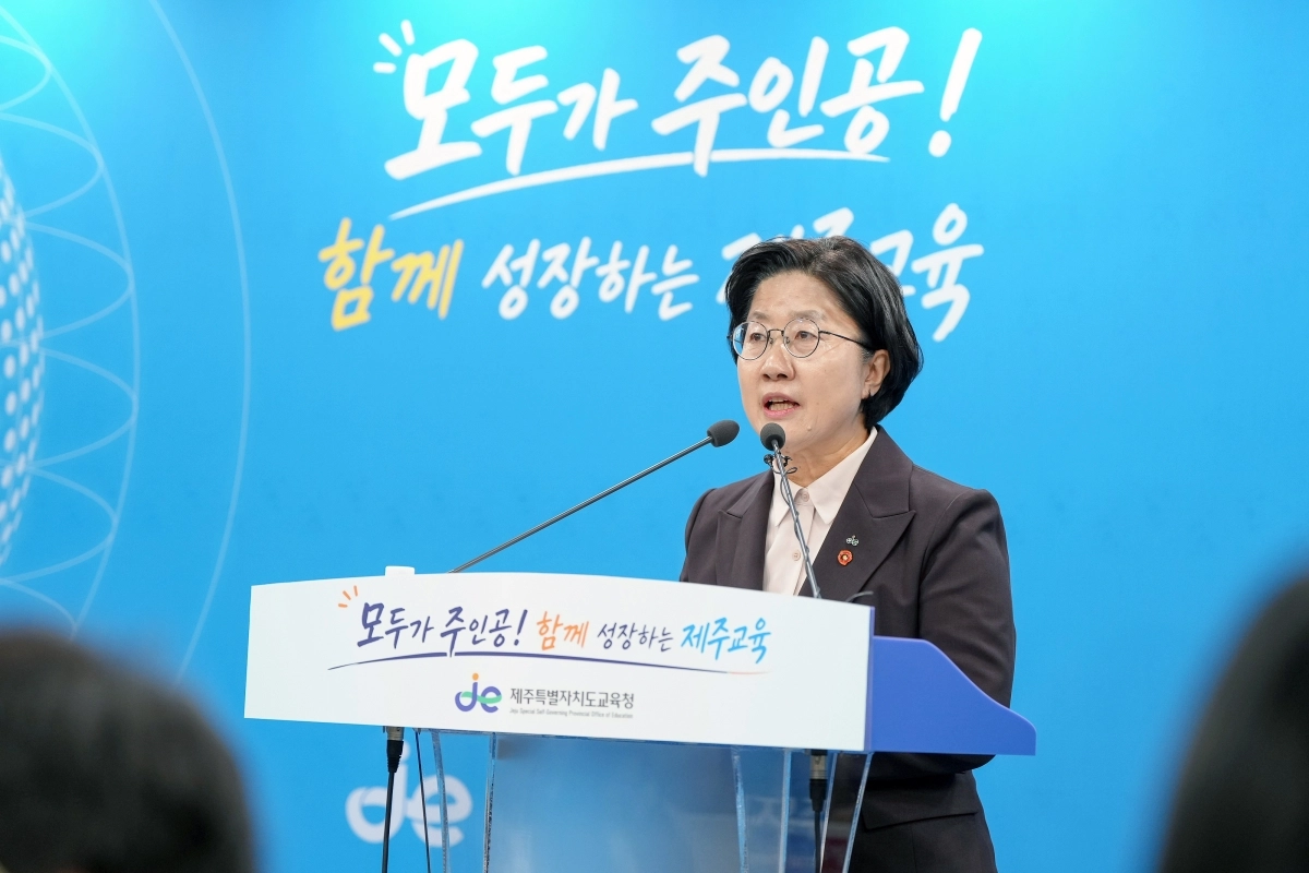 고의숙 교육감이 27일 제주도교육청 기자실에서 공약실천계획 확정과 함께 조직개편 부결에 따른 입장을 밝히는 기자회견을 열고 있다. 제주도교육청 제공