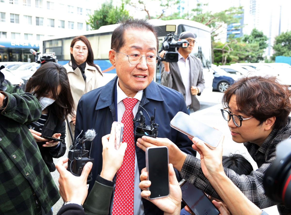 홍준표 전 대구시장이 27일 오전 대구지방법원에 도착하고 있다. 홍 전 시장은 이날 ‘명태균 여론조사비 대납 의혹’으로 구속영장이 청구된 지인의 구속 전 피의자 심문(영장실질심사)에서 지인의 변호사 자격으로 법원을 찾았다. 2026.10.27 연합뉴스