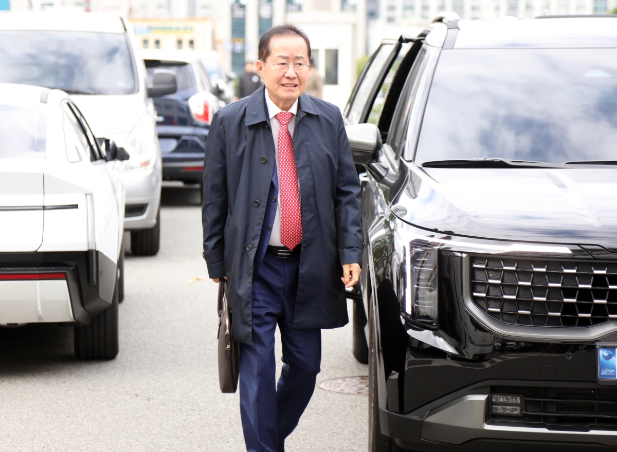 홍준표 전 대구시장이 27일 오전 대구지방법원에 도착하고 있다. 홍 전 시장은 이날 ‘명태균 여론조사비 대납 의혹’으로 구속영장이 청구된 지인의 구속 전 피의자 심문(영장실질심사)에서 지인의 변호사 자격으로 법원을 찾았다. 2026.10.27 연합뉴스
