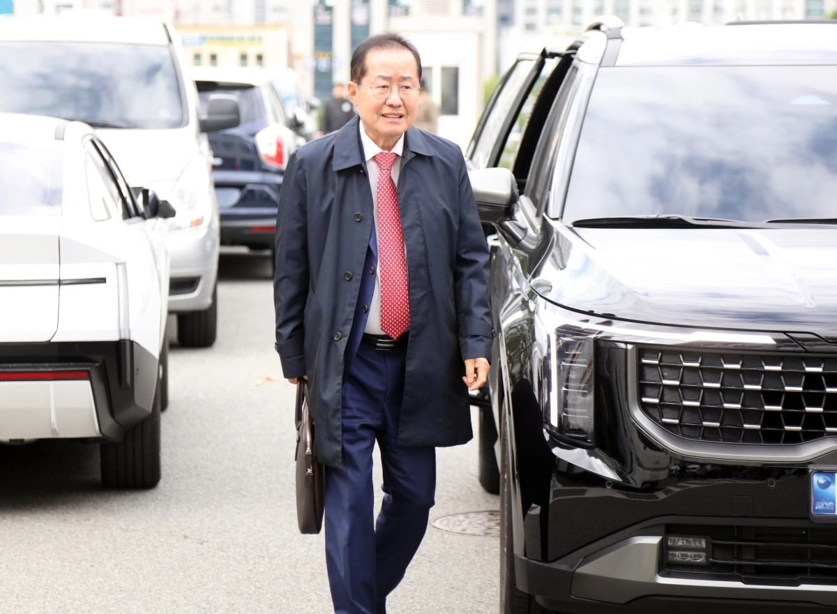 홍준표 전 대구시장이 27일 오전 대구지방법원에 도착하고 있다. 홍 전 시장은 이날 ‘명태균 여론조사비 대납 의혹’으로 구속영장이 청구된 지인의 구속 전 피의자 심문(영장실질심사)에서 지인의 변호사 자격으로 법원을 찾았다. 2026.10.27 연합뉴스