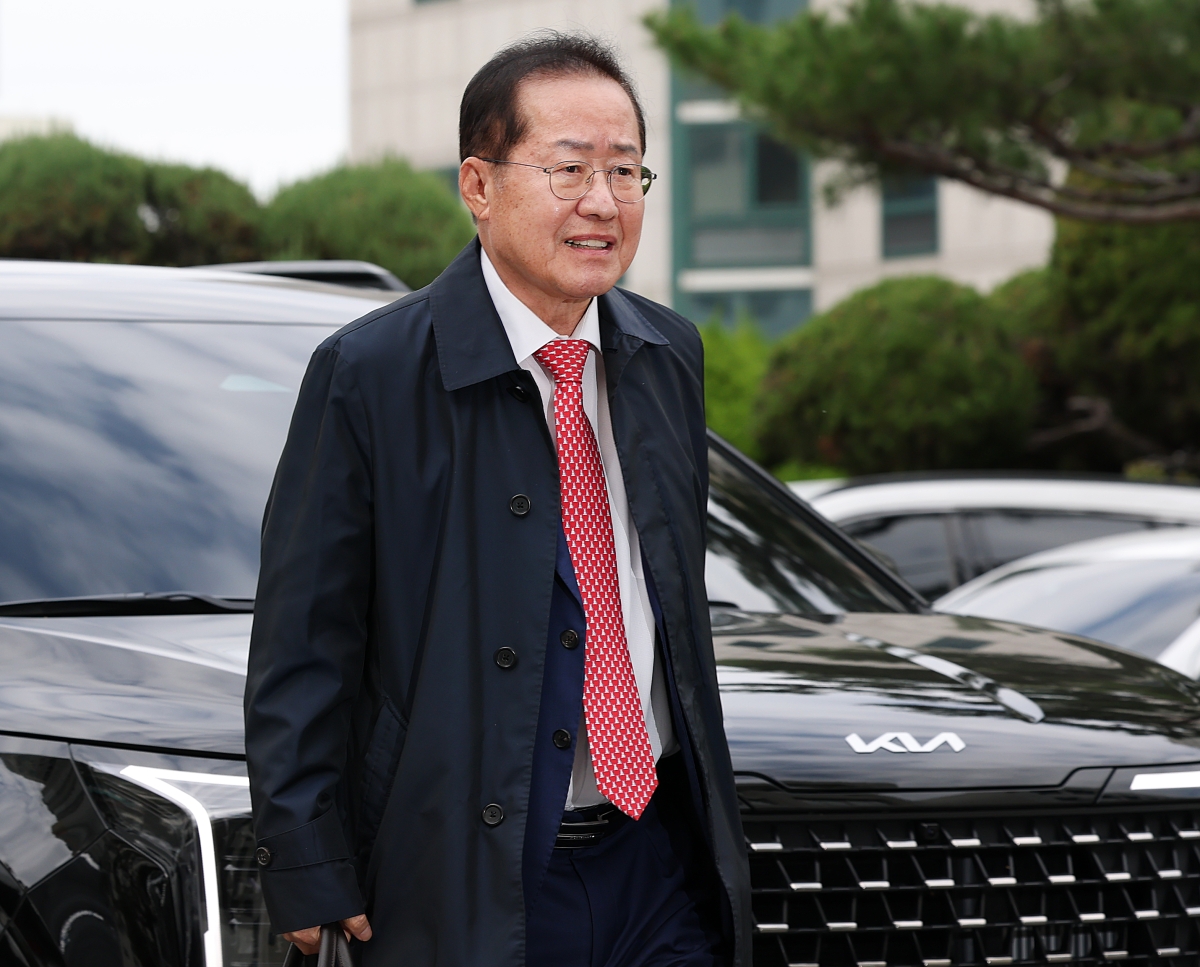 홍준표 전 대구시장이 27일 오전 정치자금법 위반 혐의로 구속 전 피의자 심문(영장실질심사)을 받는 측근을 변호하기 위해 변호인 신분으로 대구지방법원에 도착해 법정으로 향하고 있다. 2026.10.27 뉴스1