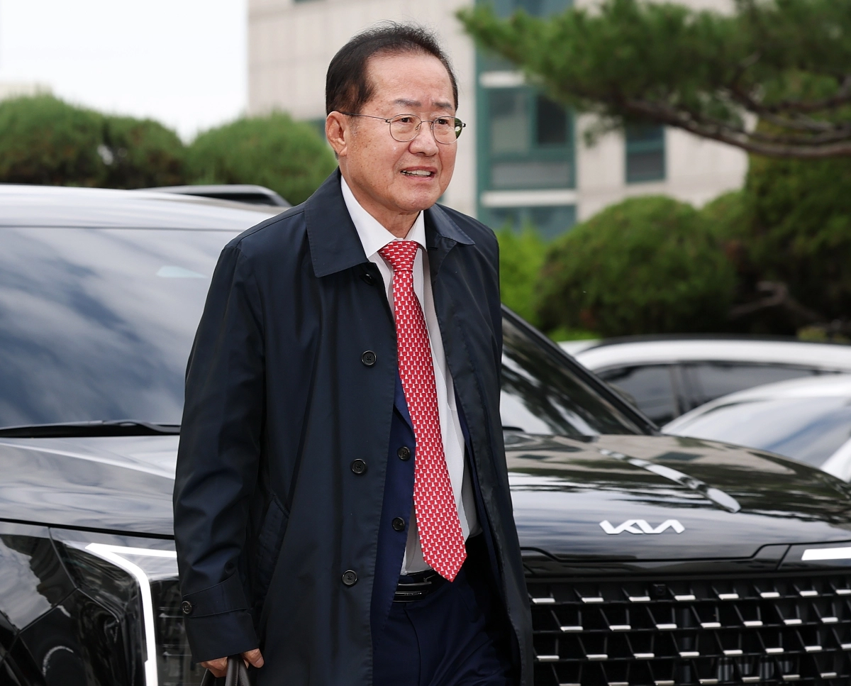 홍준표 전 대구시장이 27일 오전 정치자금법 위반 혐의로 구속 전 피의자 심문(영장실질심사)을 받는 측근을 변호하기 위해 변호인 신분으로 대구지방법원에 도착해 법정으로 향하고 있다. 2026.10.27 뉴스1