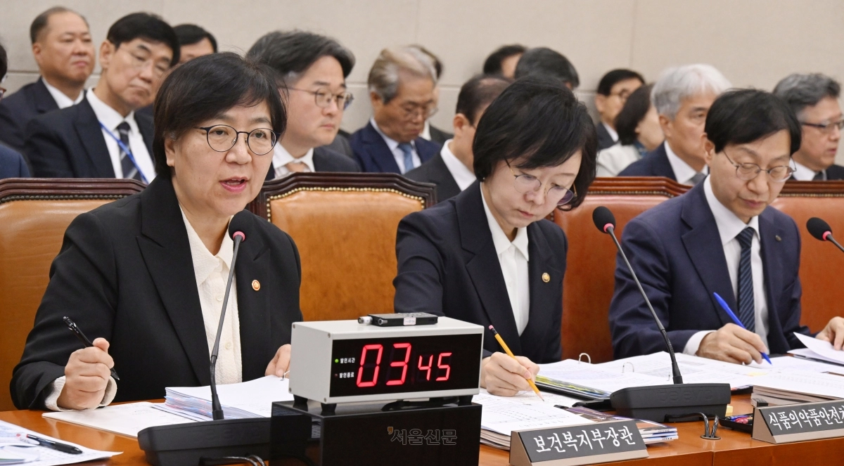 정은경 보건복지부 장관이 27일 국회 보건복지위원회에서 열린 2026년도 종합 국정감사에 출석해 질의에 답하고 있다. 안주영 전문기자