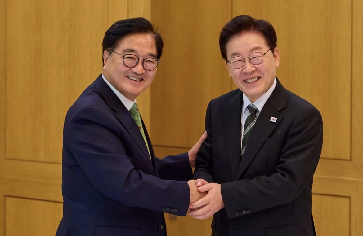 thumbnail - 李대통령, 5·6선 중진들과 첫 만찬<br>내일 청와대 초청… 여권 통합 행보