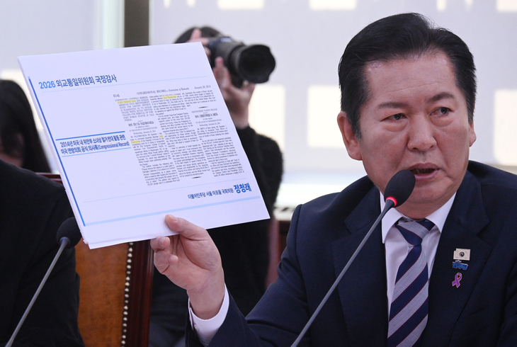 정청래 더불어민주당 의원이 27일 국회 외교통일위원회에서 열린 외교부, 통일부 등에 대한 종합감사에서 신상발언을 하고 있다. 안주영 전문기자