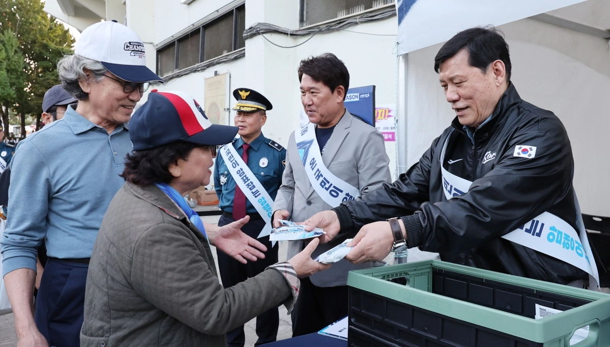 허구연 KBO 총재, 암표 근절 캠페인