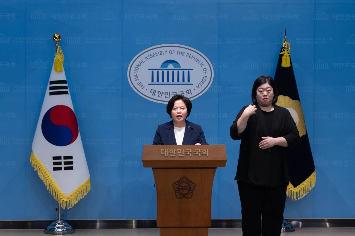 국회 행정안전위원회 소속 정춘생 조국혁신당 의원이 27일 국회 소통관에서 기자회견을 열고 비교섭단체 추천 인사가 배제된 국회의원선거구획정위원회 구성을 바로잡으라고 촉구하고 있다. 정춘생 의원실 제공