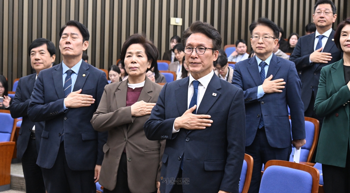 김민석 더불어민주당 대표가 27일 국회에서 열린 의원총회에서 국민의례를 하고 있다.2026.10.27 안주영 전문기자