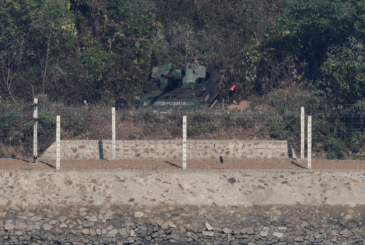 27일 경기도 김포시 애기봉 전망대에서 바라본 북한 황해도 개풍군 접경지역에서 북한군이 자주포를 점검하고 있다. 2026.10.27 연합뉴스