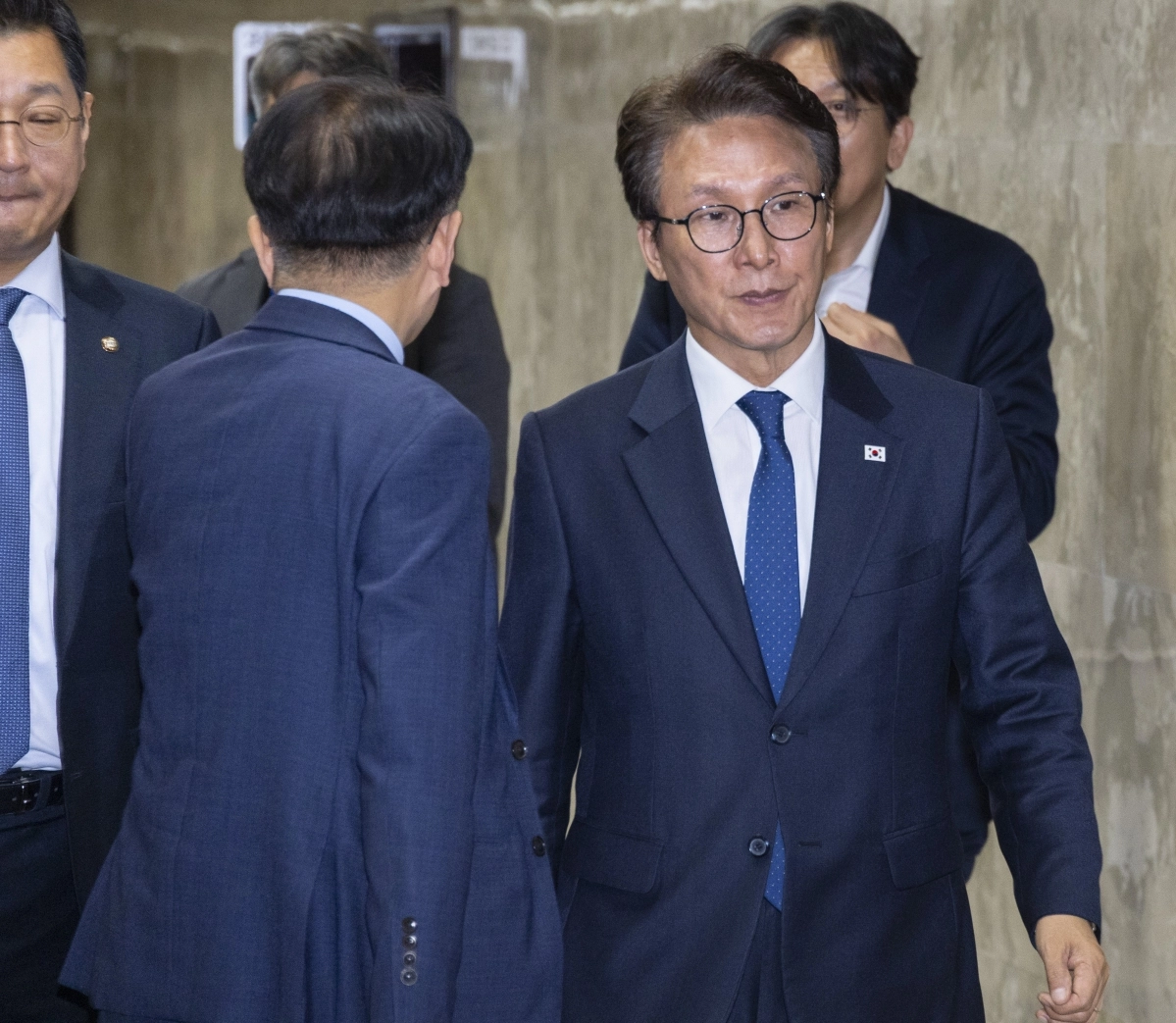 의원 총회 마치고 이동하는 김민석 대표