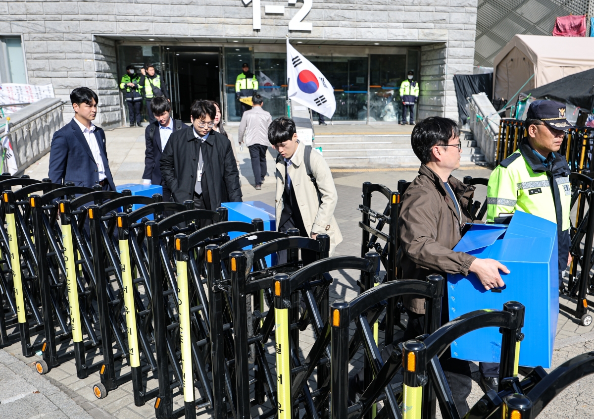 선관위 특검 관계자들이 27일 서울 송파구 잠실 올림픽공원 핸드볼경기장을 압수수색하고 있다. 뉴스1