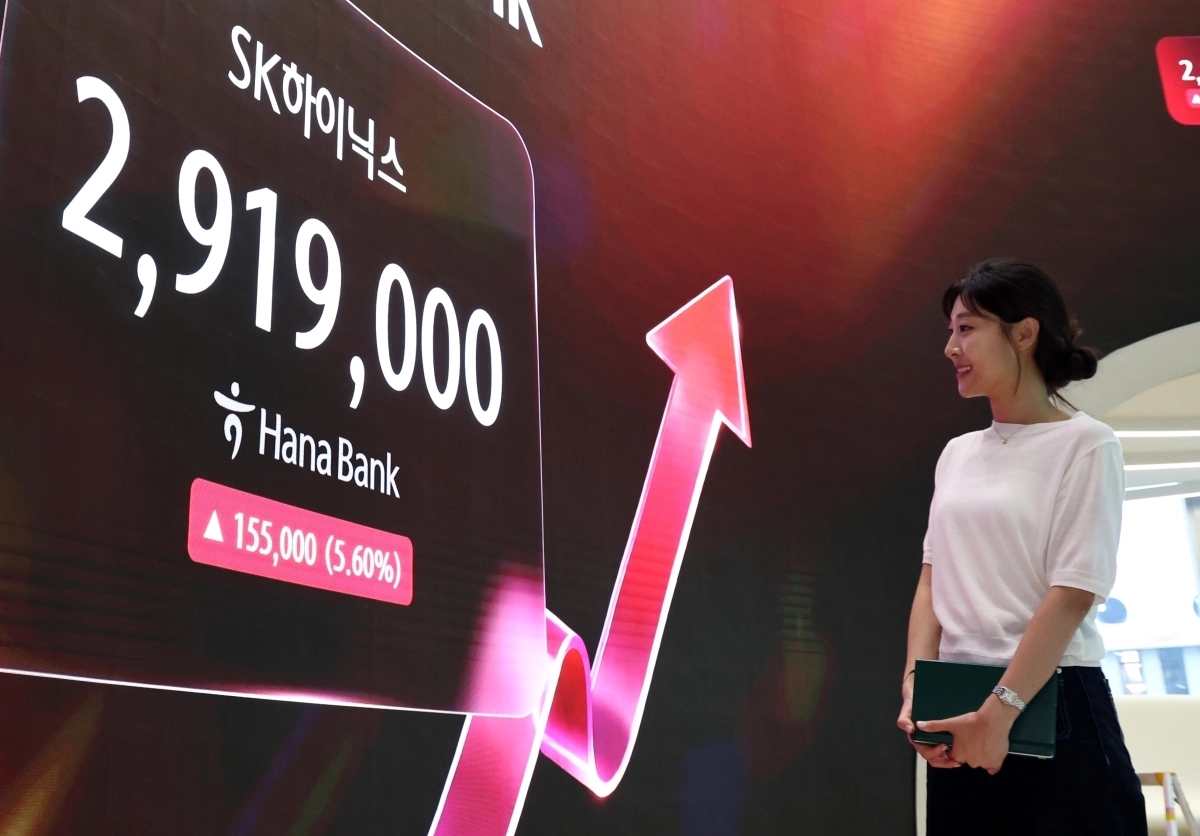 지난 6월 22일 오후 서울 중구 하나은행 딜링룸에 SK하이닉스 시세가 표시돼 있다. 2026.6.22 뉴스1