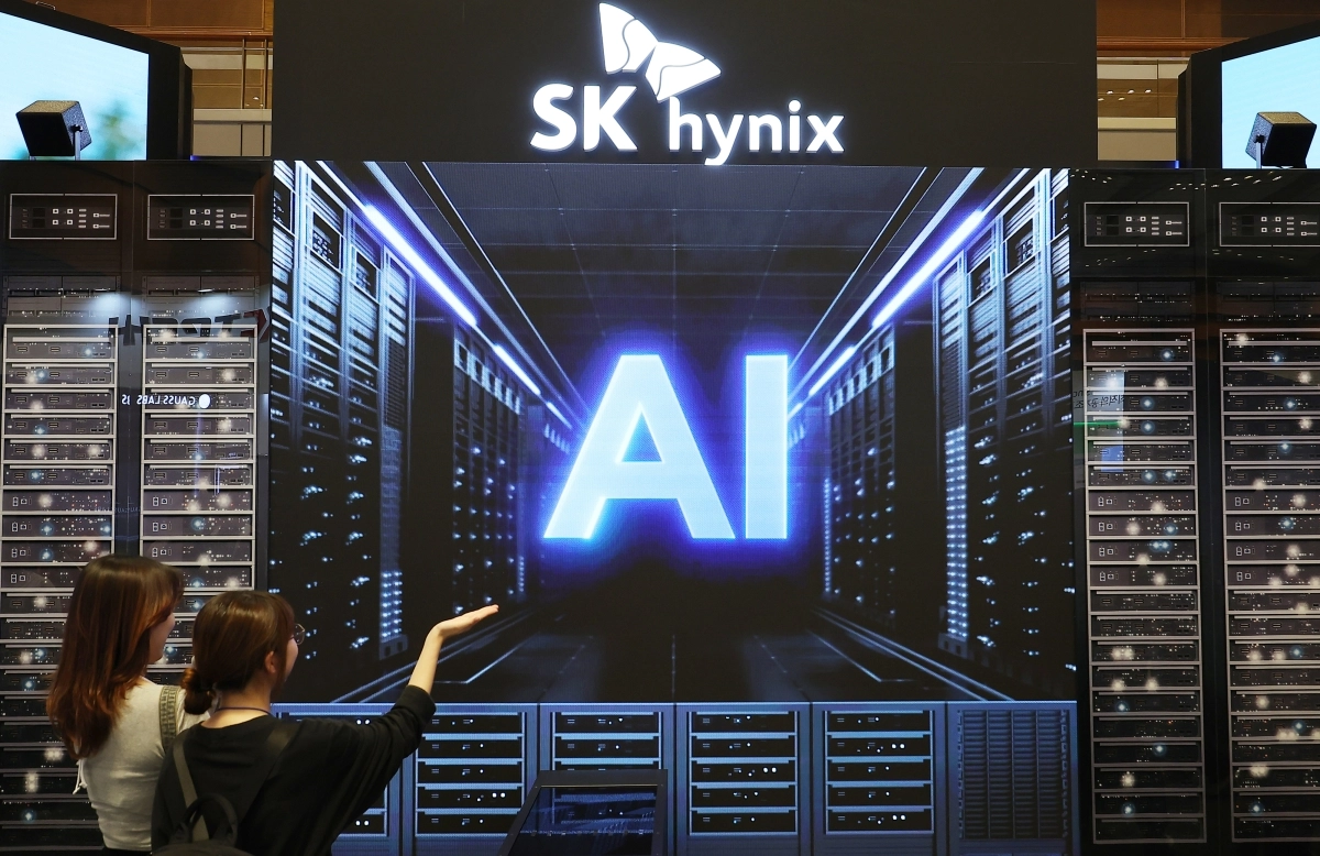 지난 24일 오후 서울 강남구 코엑스에서 열린 제26회 반도체 대전 SEDEX 2024 SK하이닉스 부스에서 AI 관련 영상이 나오고 있다. 2024.10.24 연합뉴스