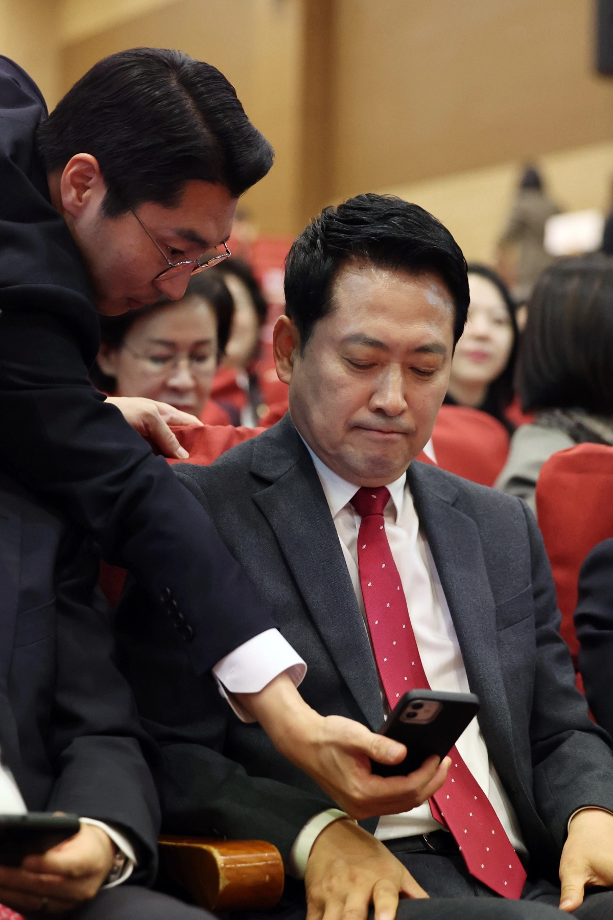 더불어민주당 의총 결과 확인하는 장동혁 대표