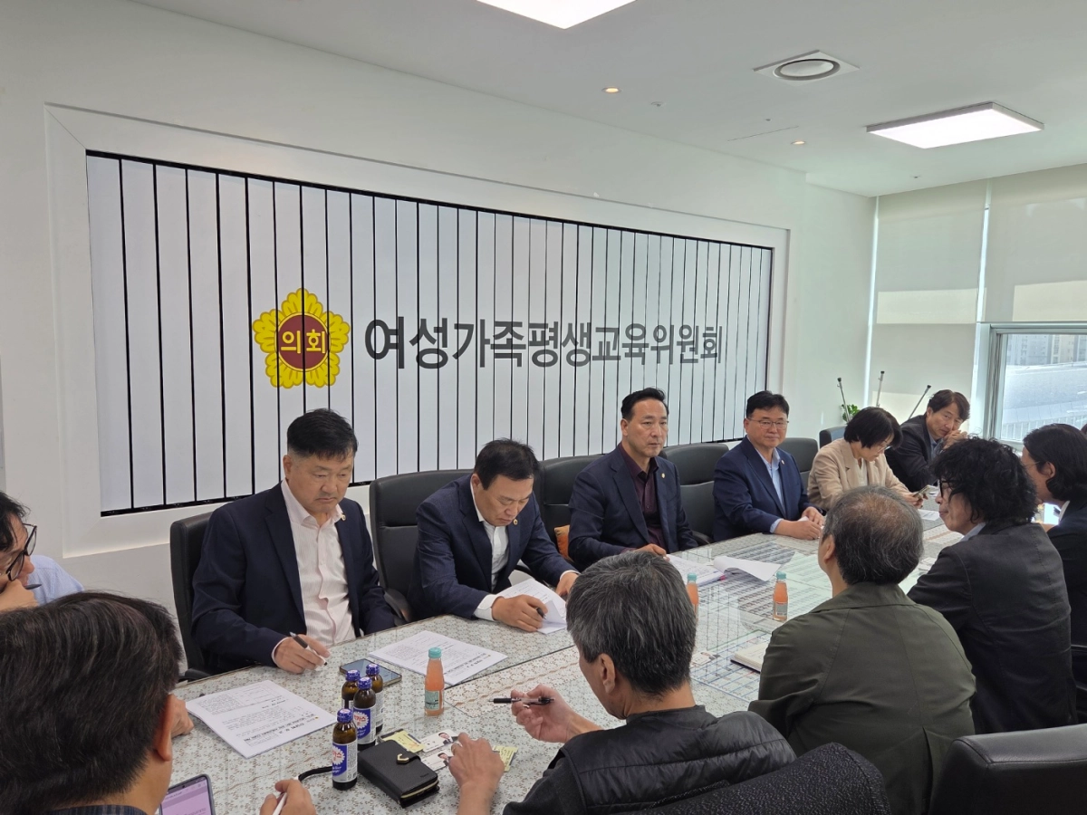 ▲김용성 경기도의회 여성가족평생교육위원장(안쪽 줄 왼쪽 세 번째)을 비롯한 소속 위원들이 26일 위원회 소회의실에서 이주민 지원 단체 관계자들과 이민사회국 조직개편 관련 정책 정담회를 진행하고 있다. (사진=경기도의회)