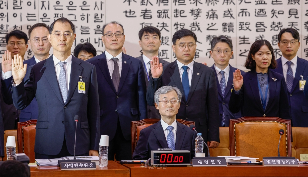 6일 서울 여의도 국회 법제사법위원회에서 대법원, 법원행정처 등에 대한 국정감사가 열린 가운데 조희대 대법원장이 증인 선서를 거부하고 있다. 홍윤기 기자