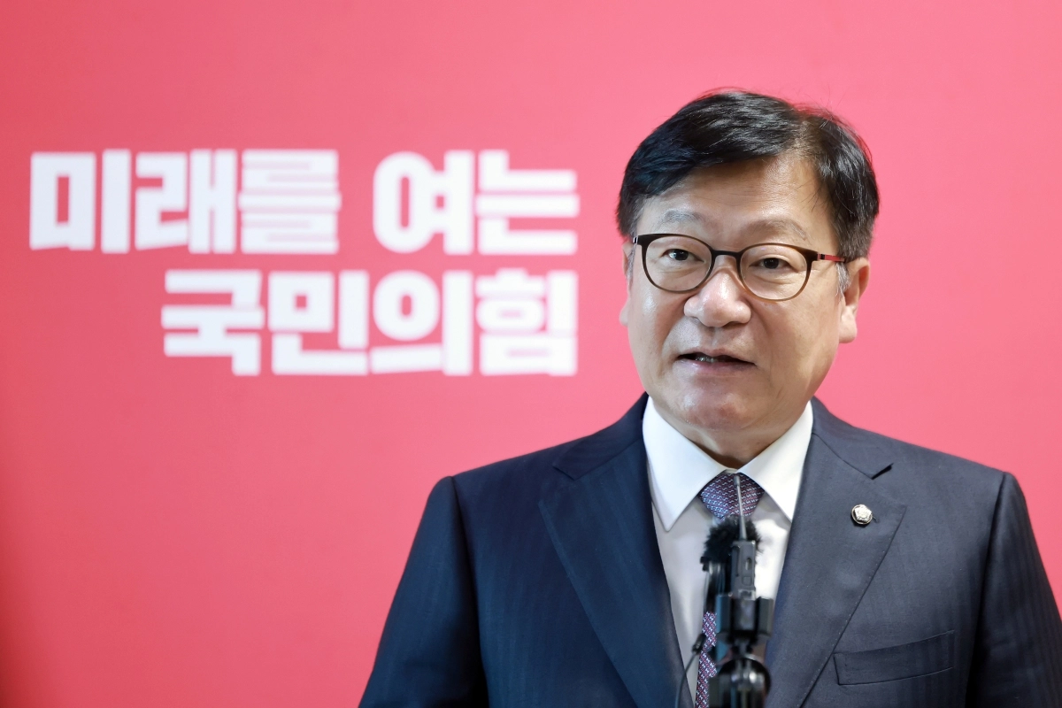국민의힘 정점식 원내대표가 27일 국회에서 더불어민주당이 이날 의원총회를 통해 조희대 대법원장에 대해 제기된 각종 의혹들의 진상을 규명할 국정조사를 실시하기로 결정한 것과 관련해 입장을 밝히고 있다.  연합뉴스