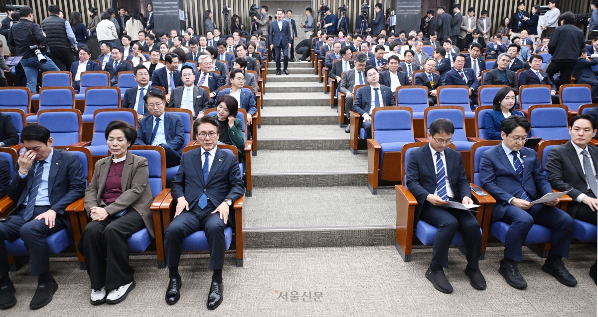 김민석(앞줄 왼쪽 세 번째) 더불어민주당 대표가 27일 국회에서 열린 의원총회에서 참석해 있다.2026.10.27 안주영 전문기자