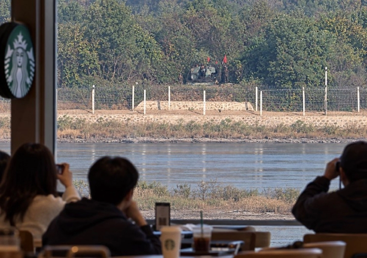 인공지능(AI)으로 합성된 것으로 추정되는 애기봉 전망대 스타벅스 사진. 소셜미디어(SNS)에서 북한 자주포 ‘뷰 맛집’으로 소개됐다. SNS 캡처
