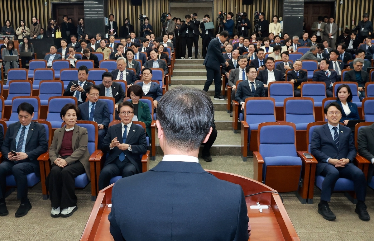 더불어민주당 한병도 원내대표가 27일 국회에서 조희대 대법원장에 대한 국정조사 추진 등을 논의하기 위해 열린 의원총회에 참석해 발언하고 있다. 연합뉴스