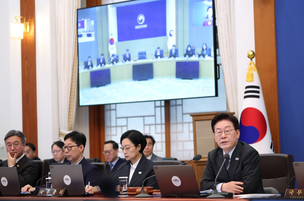 이재명 대통령이 27일 청와대에서 국무회의를 주재하고 있다. 왼쪽부터 윤호중 행정안전부 장관, 박윤주 외교부 1차관, 한성숙 국무총리, 이 대통령. 연합뉴스
