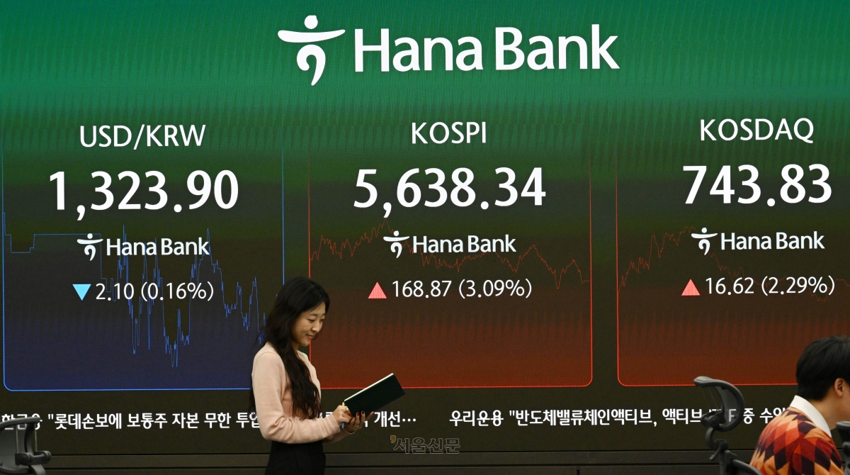 코스피가 반도체 투심 회복에 4%대 반등세를 보이며 매수 사이드카가 발동된 27일 서울 중구 하나은행 본점 딜림룸에 지수가 표시되어 있다. 2026.10.27 도준석 전문기자