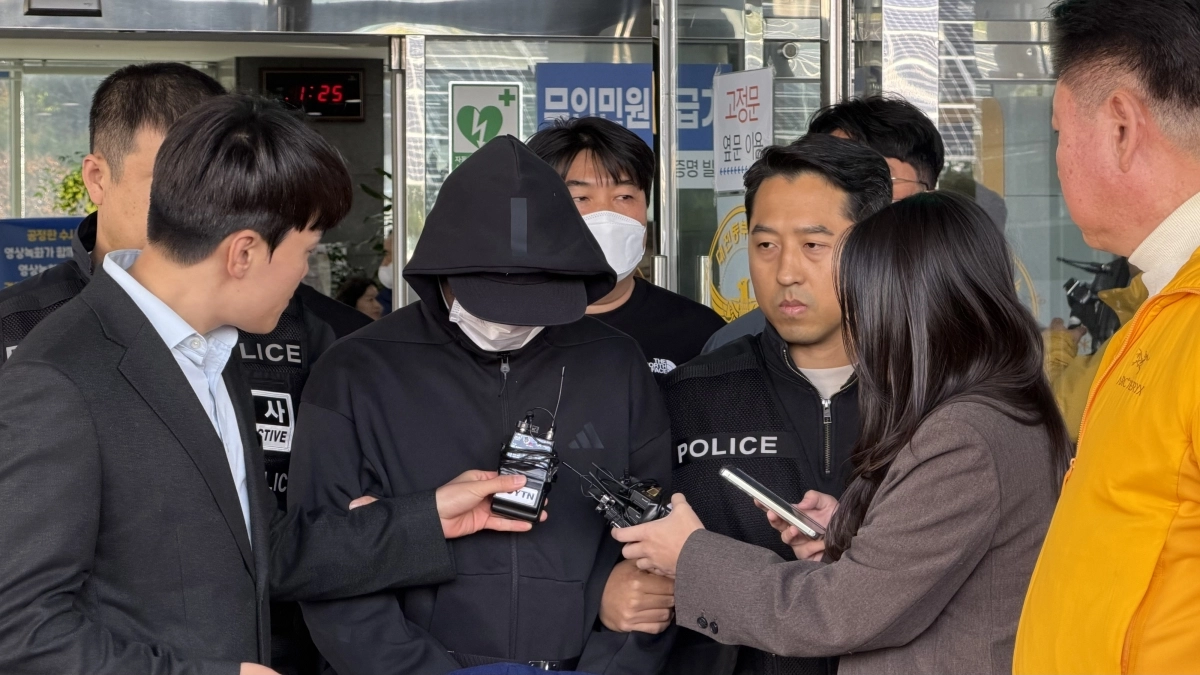 ‘스토킹’ 전 연인을 살해한 40대 A씨가 영장실질심사를 받기 위해 경찰서를 나오고 있다.
