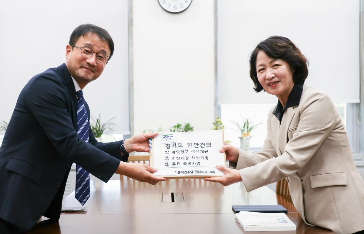 추미애(오른쪽) 경기지사가 27일 국회에서 2027년도 예산 협의차 더불어민주당을 방문해 한병도 원내대표에게 경기도 현안이 담긴 자료집을 전달하고 있다. 연합뉴스