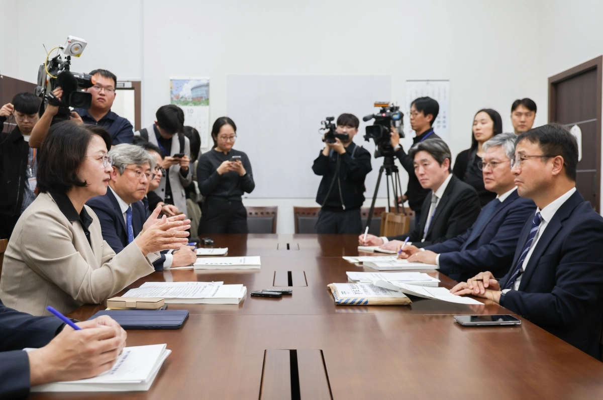 추미애(왼쪽) 경기지사가 27일 국회에서 2027년도 예산 협의차 더불어민주당을 방문해 한병도 원내대표에게 경기도 현안에 대해 설명하고 있다. 연합뉴스