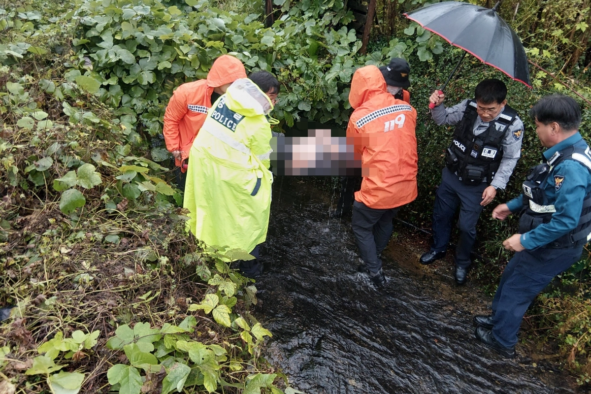 순천 별량파출소 직원들이 사흘 동안 밭 농수로에 쓰러져 있던 70대 실종자를 긴급히 구조하고 있다. 순천경찰서 제공