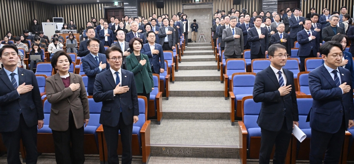 더불어민주당 의원들이 27일 국회에서 열린 의원총회에서 국민의례를 하고 있다. 앞줄 왼쪽부터 한민수·최민희 최고위원, 김민석 대표, 한병도 원내대표, 천준호 원내운영수석부대표. 안주영 전문기자