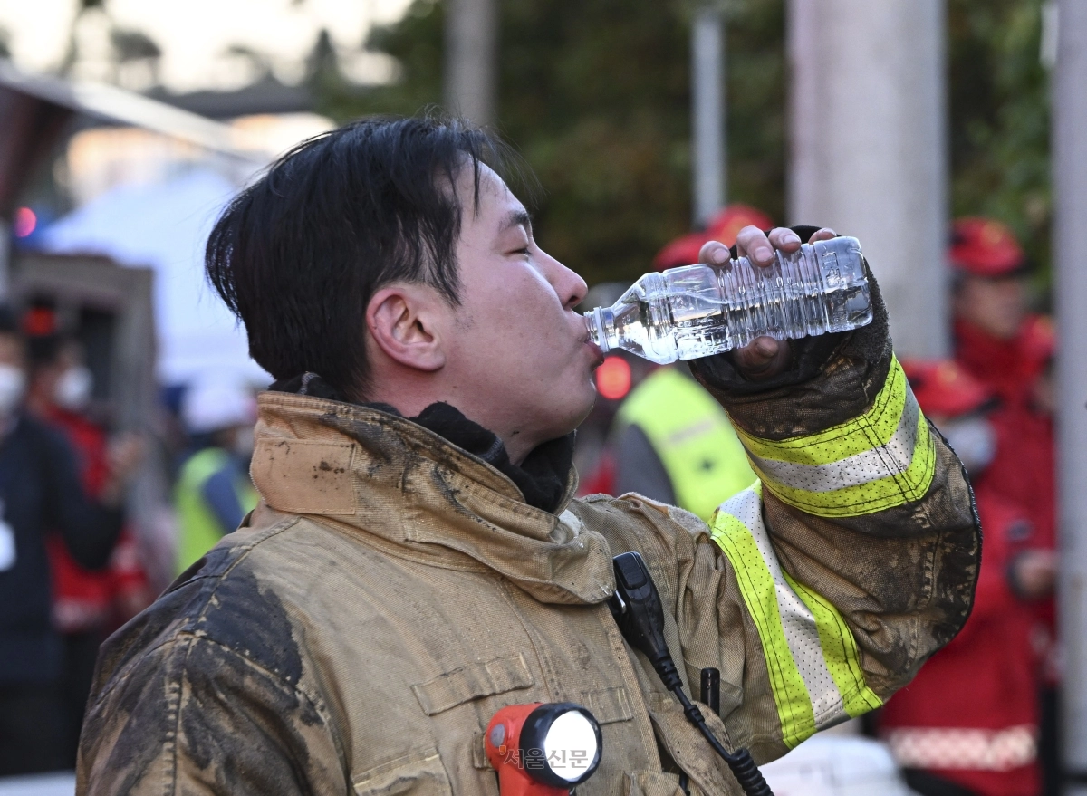 27일 서울 강남구 구룡마을에 화재가 발생한 가운데 화재 진압 중인 소방대원이 물을 마시며 잠시 휴식을 취하고 있다. 2026.10.27 이지훈 기자