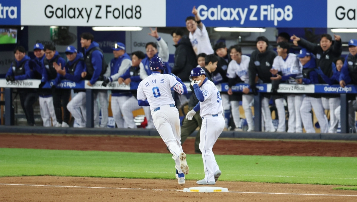 27일 대구 삼성라이온즈파크에서 열린 2026 신한 SOL KBO 포스트시즌 플레이오프 2차전 KIA 타이거즈와 삼성 라이온즈의 경기. 3회 말 2사 주자 1루 상황에서 타석에 선 삼성 디아즈가 홈런을 친 뒤 그라운드를 달리고 있다. 2026.10.27     대구 연합뉴스