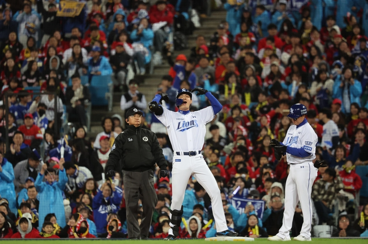 27일 대구 삼성라이온즈파크에서 열린 2026 신한 SOL KBO리그 포스트시즌 플레이오프 2차전 KIA 타이거즈와 삼성 라이온즈의 경기. 3회말 2사 주자 2루 상황에서 삼성 구자욱이 1타점 적시타를 치고 세리머니하고 있다. 2026.10.27        대구 연합뉴스